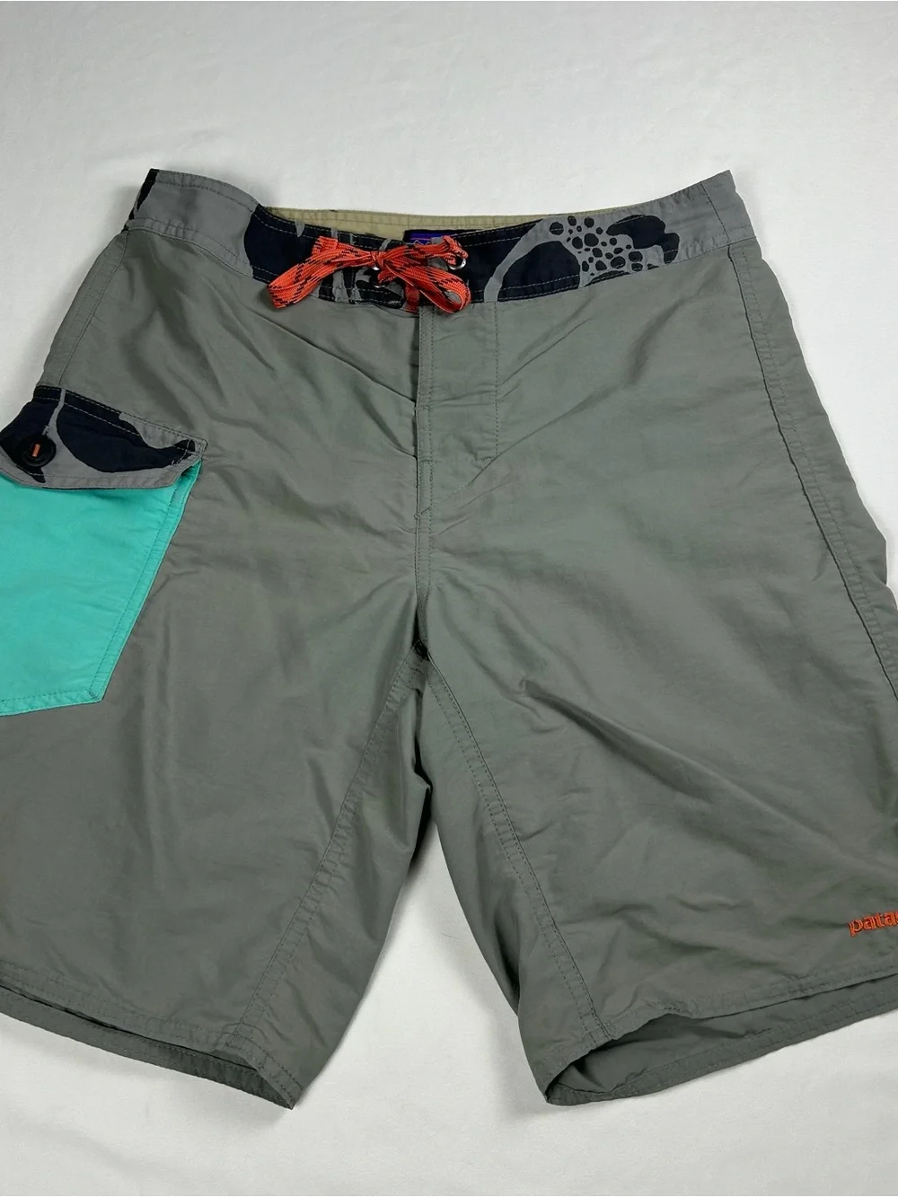 Patagonia Men's Wavefarer Board Shorts Size 29 - Gray / Teal Colorblock